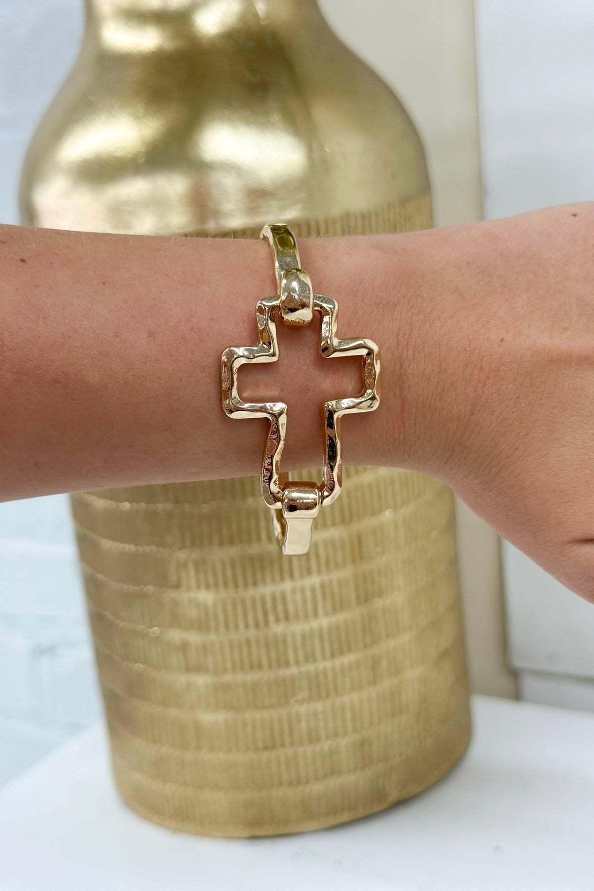 Slim metal bangle with a cross detail