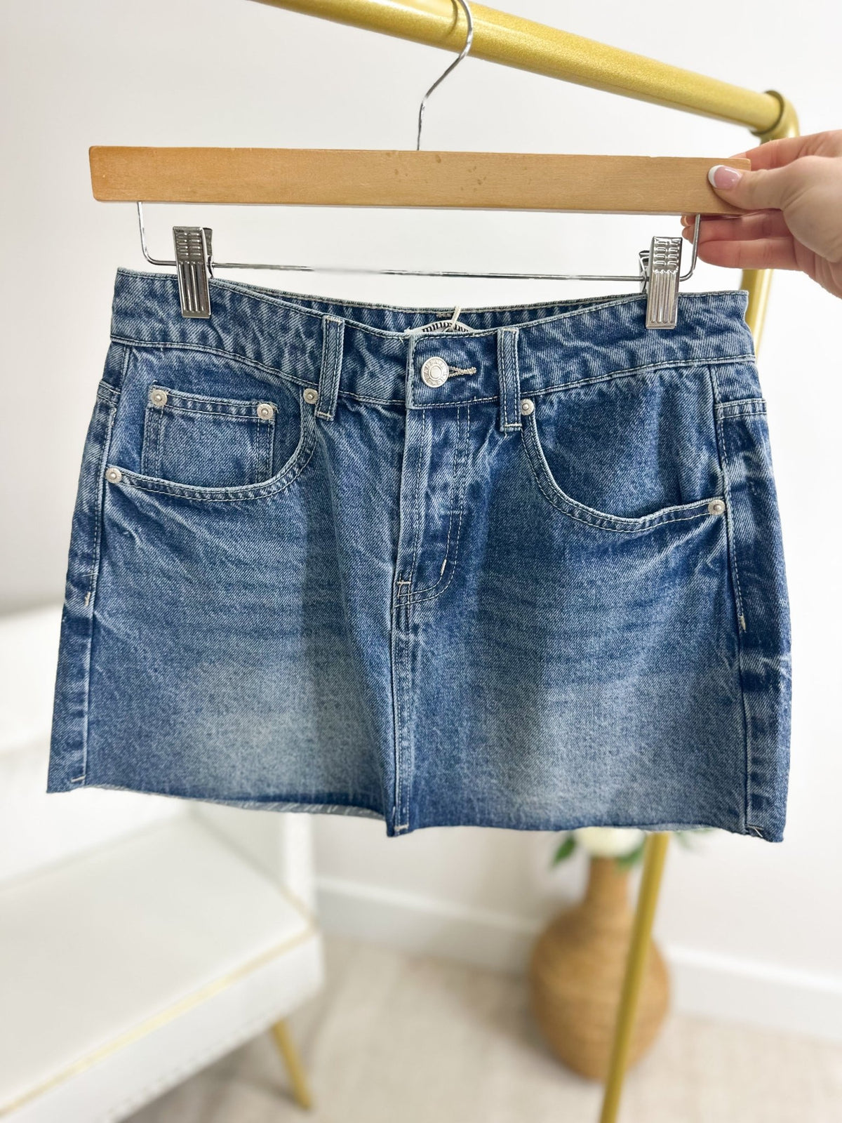 Raw hem denim skirt with a fitted waist