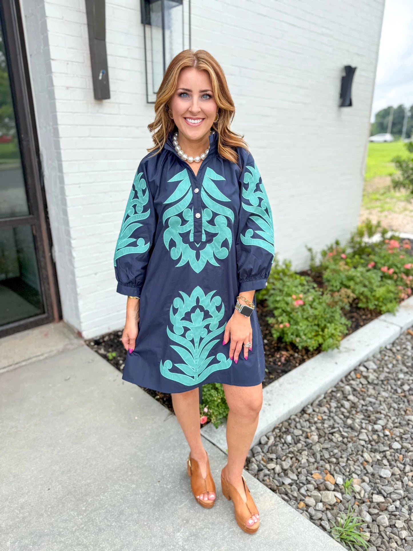 Embroidered dress with a V-neckline and long sleeves
