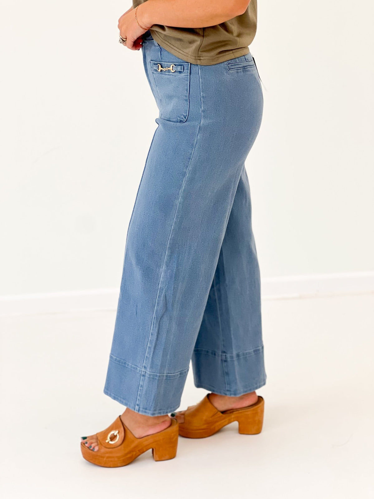 Bit detail wide leg pants with a long fluid leg