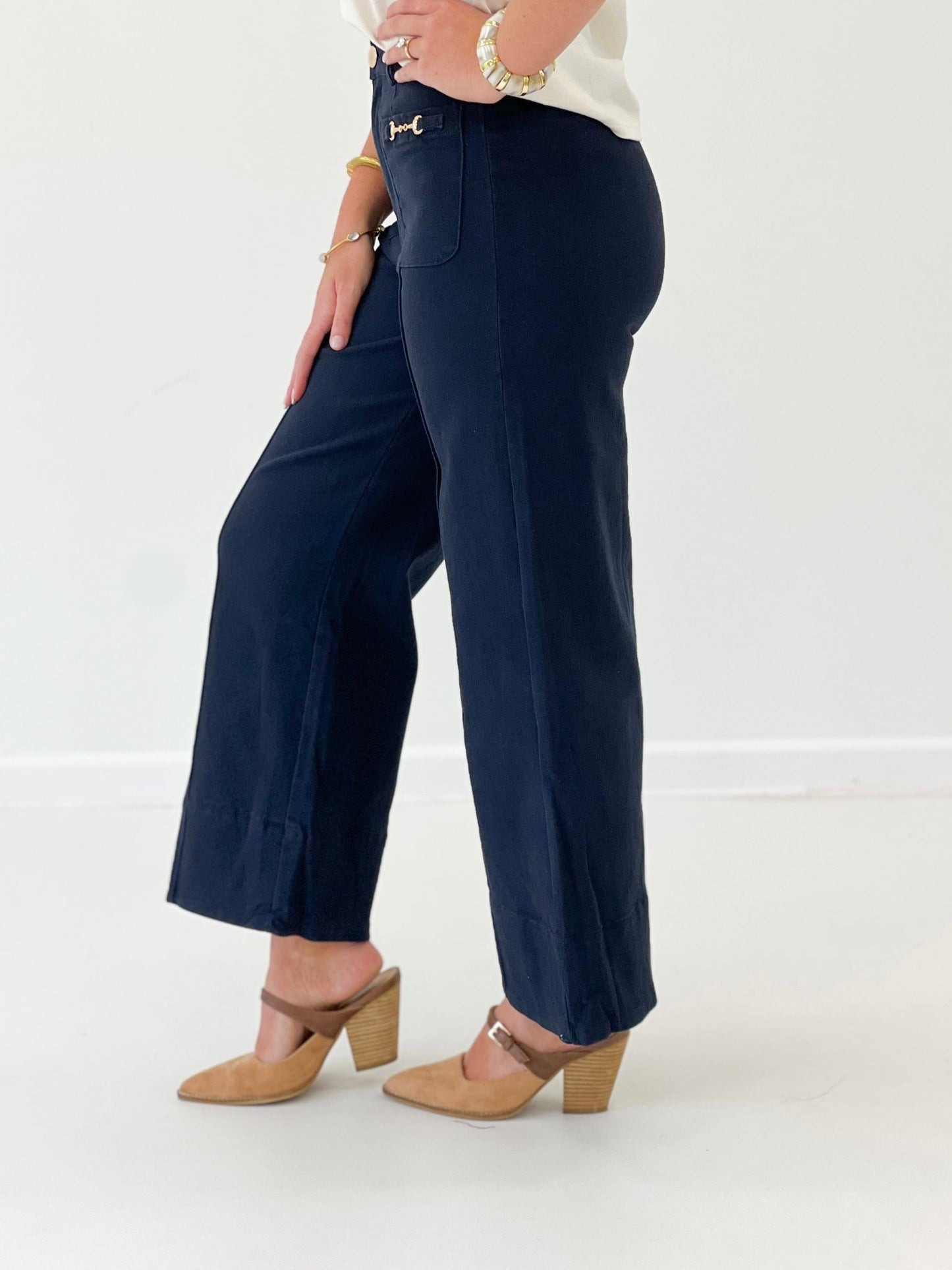 Wide leg pants with a bit accent and clean side seams