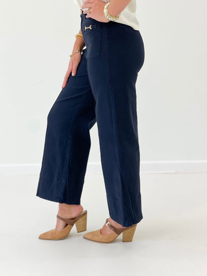 Wide leg pants with a bit accent and clean side seams