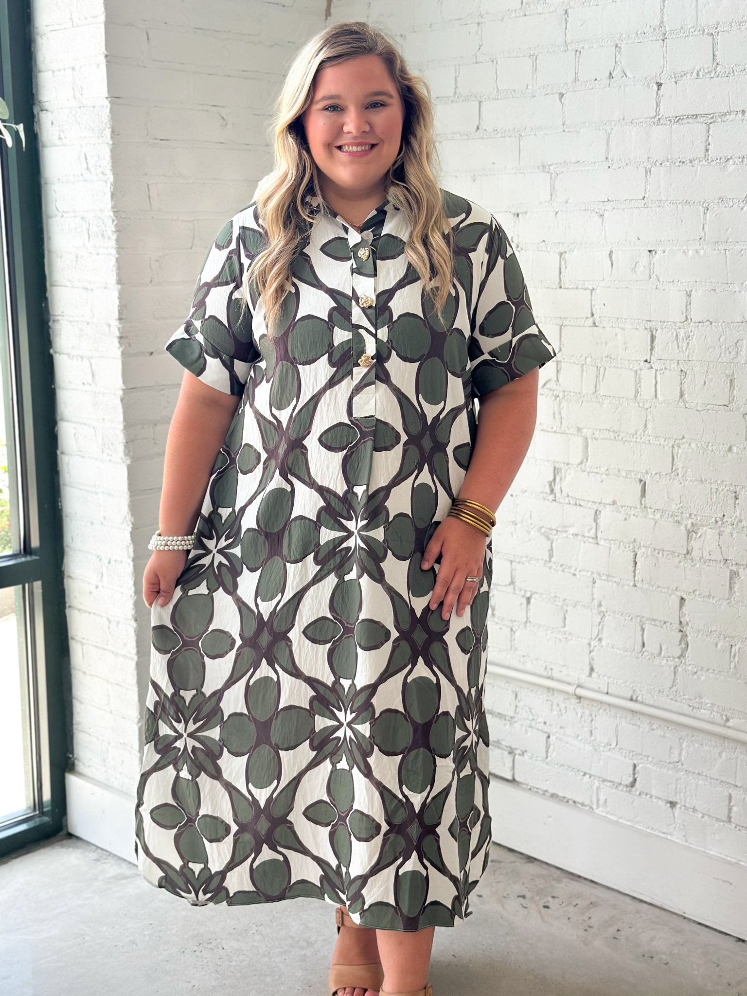 Printed midi shirt dress with a pointed collar and short sleeves