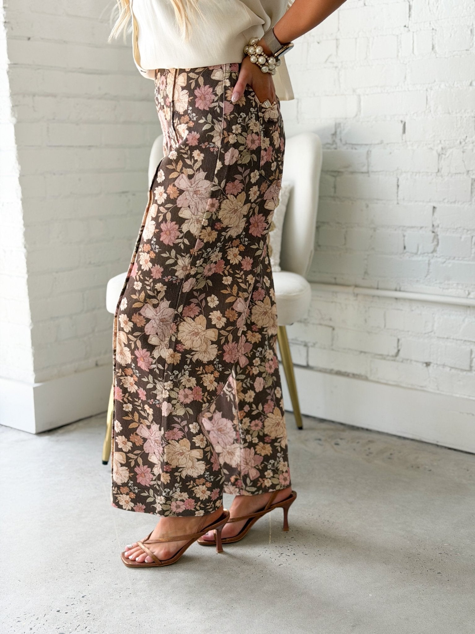Floral print pants with a high waist and long leg