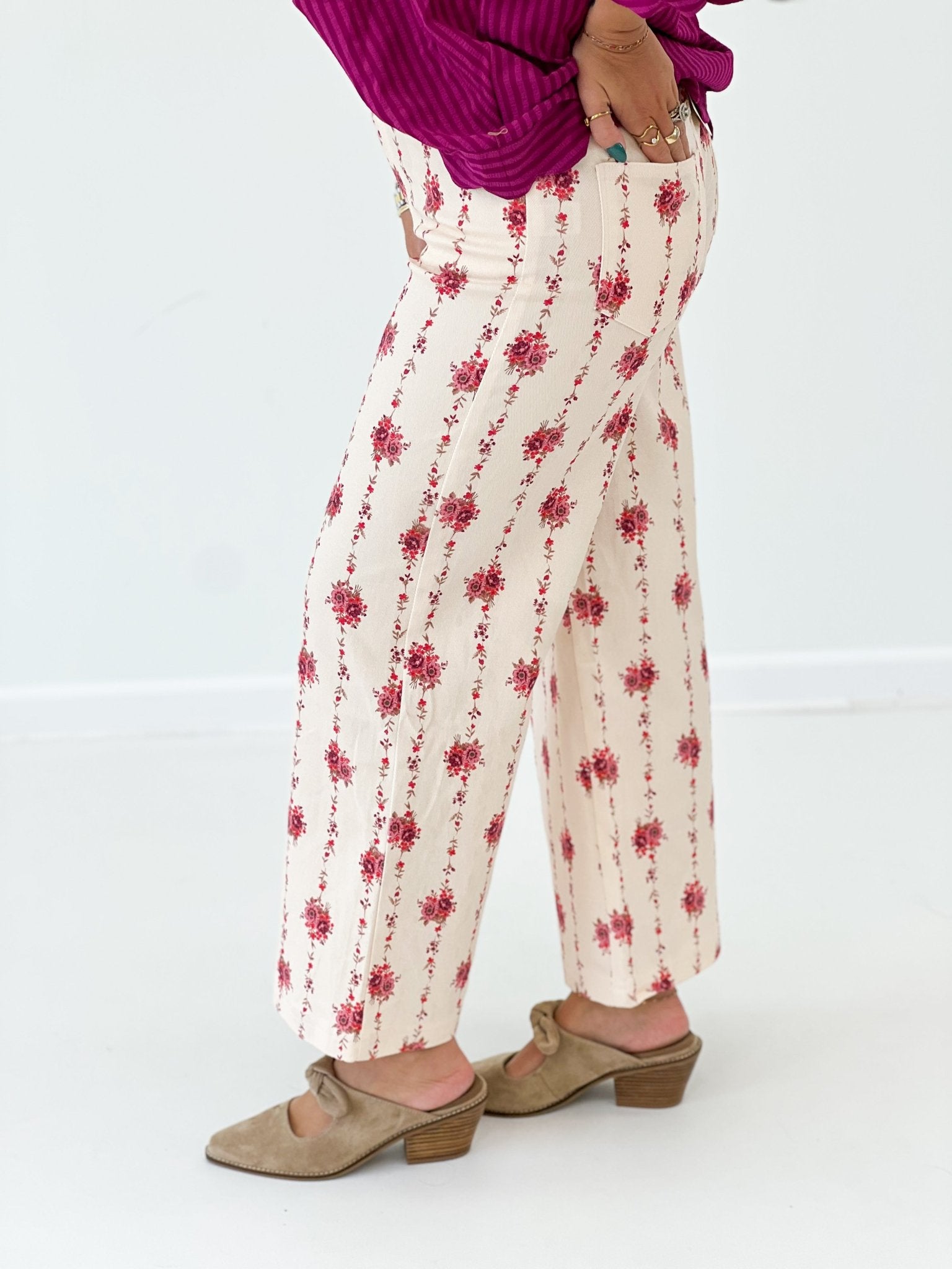 Botanical floral print pants with a long leg