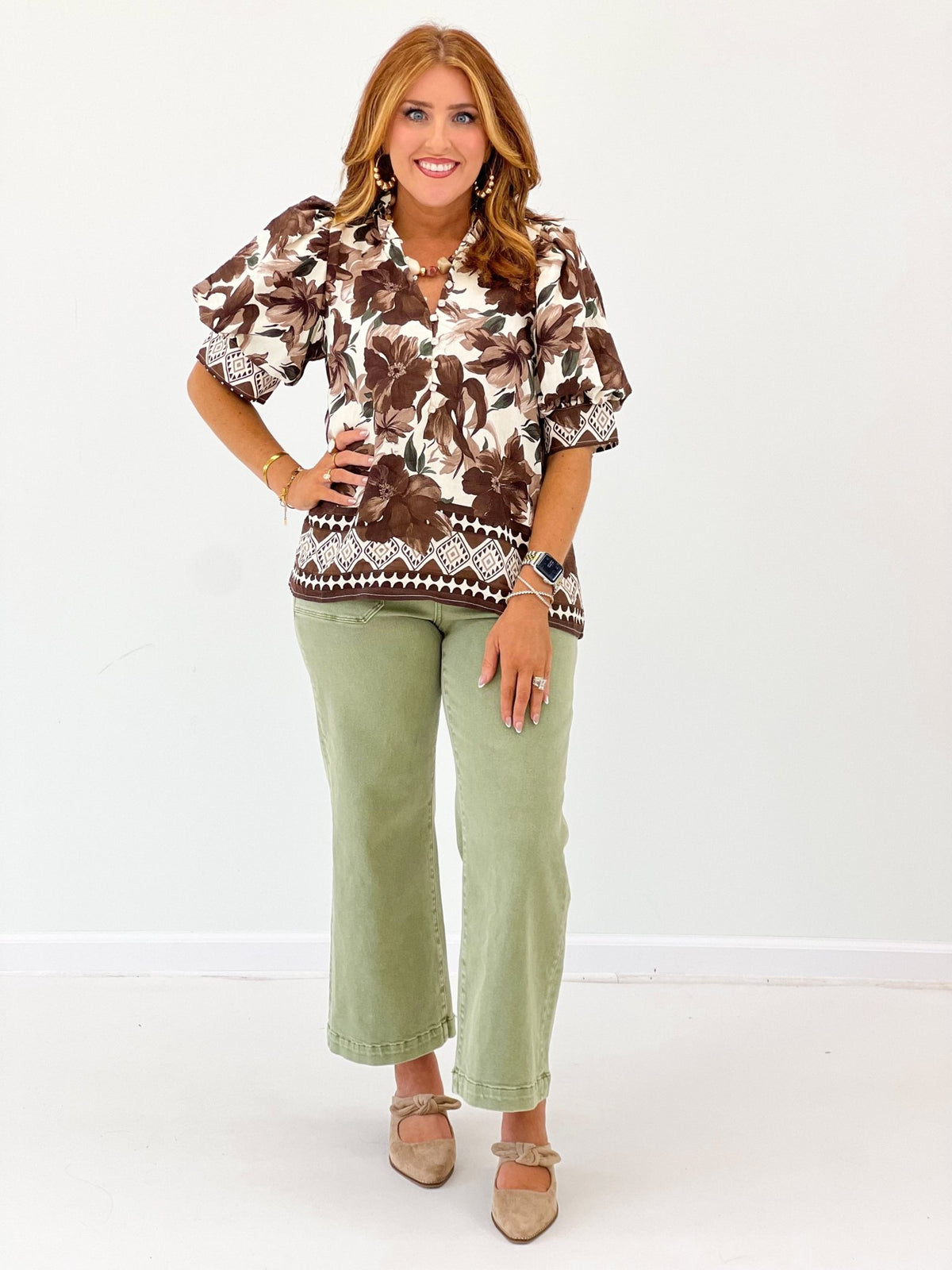 Floral print blouse in brown with a frilled neck
