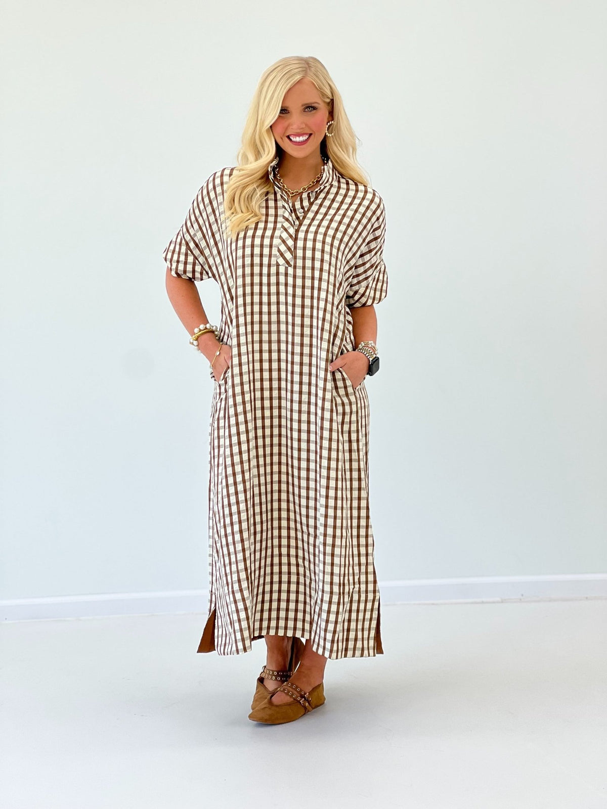 Short sleeve gingham dress in a midi silhouette
