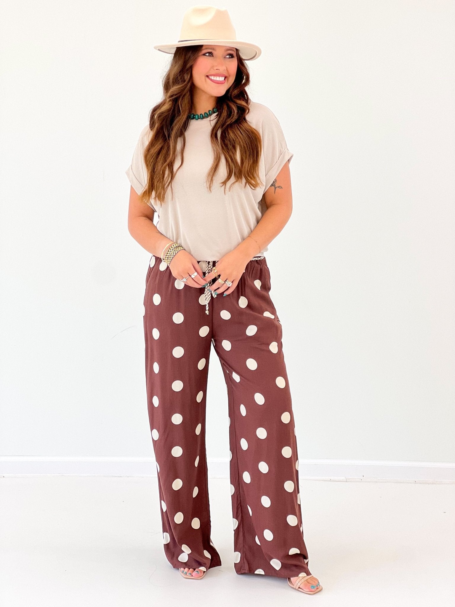 Polka dot pants in brown with a high waist