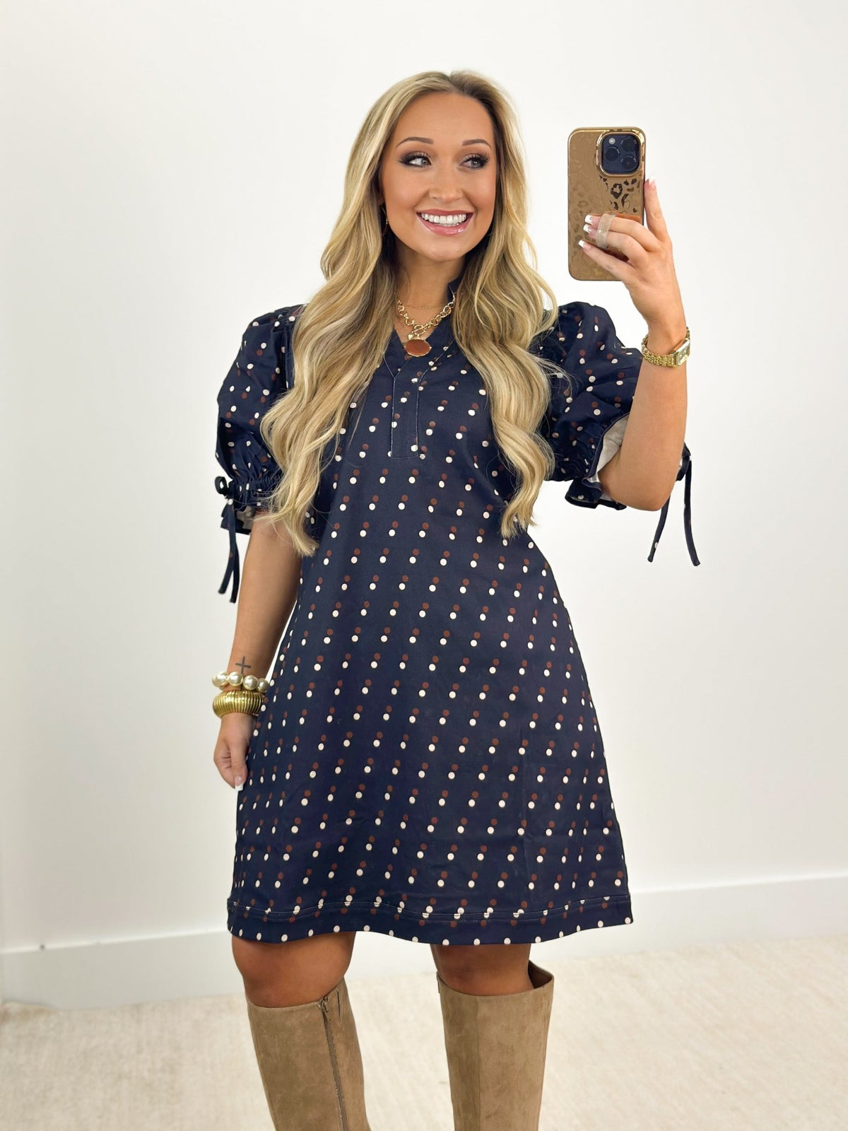 Polka dot dress with a tie waist and short sleeves