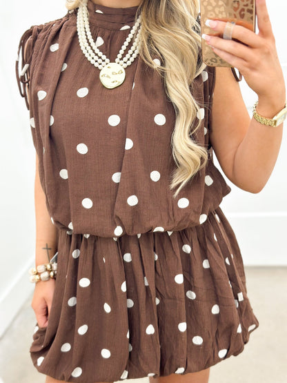 Spotted brown dress without sleeves