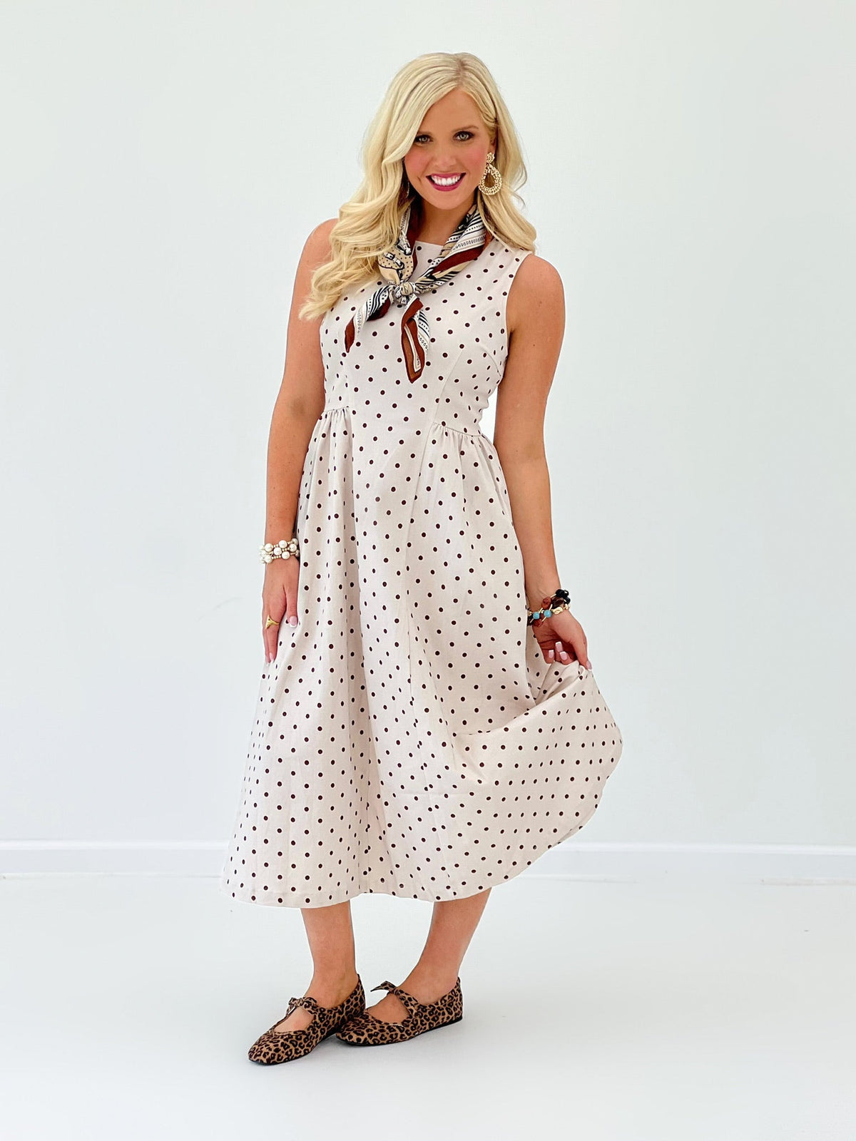 Sleeveless polka dot dress in ecru with brown spots