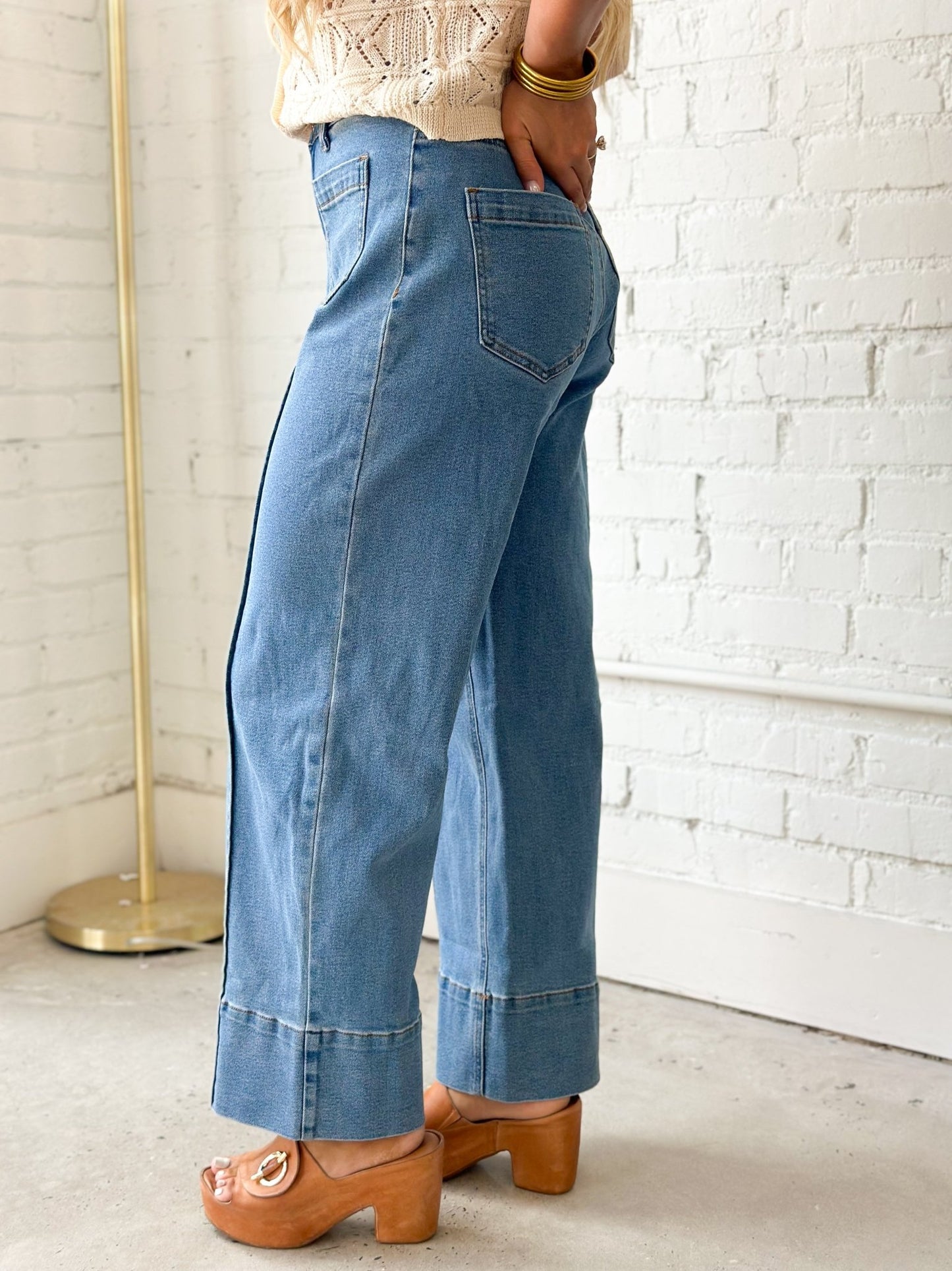 Front seam denim pants with a straight leg