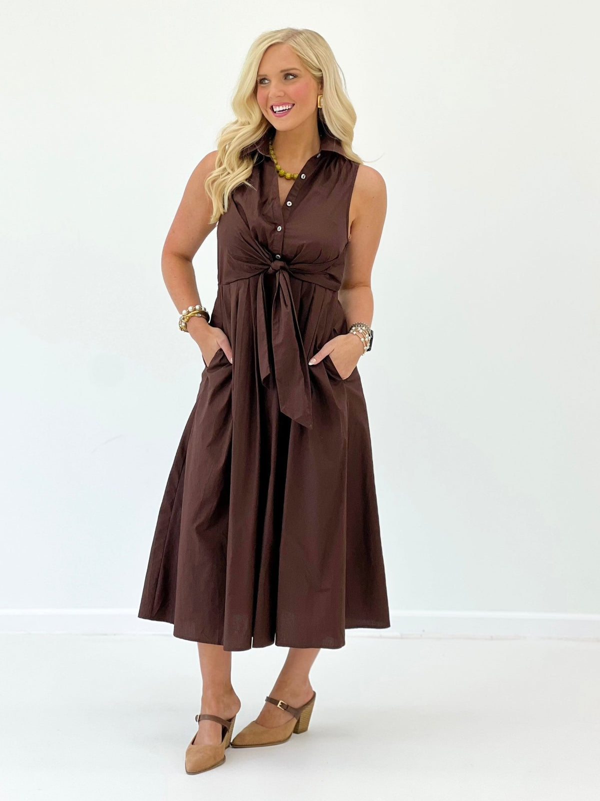 Collared dress knotted at the front