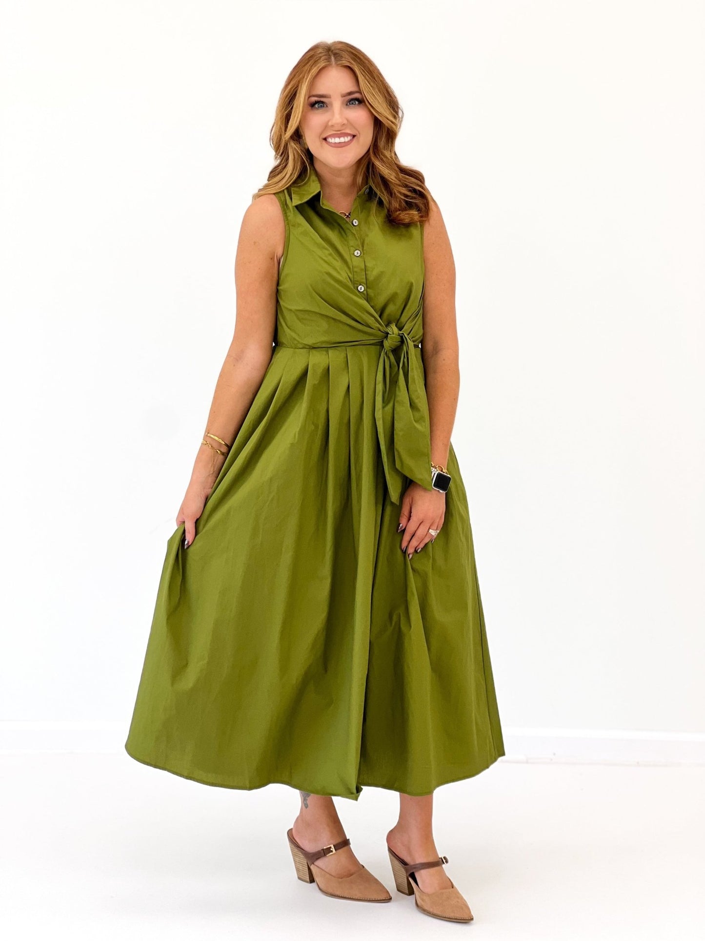 Tie front dress in a solid colour with a pointed collar