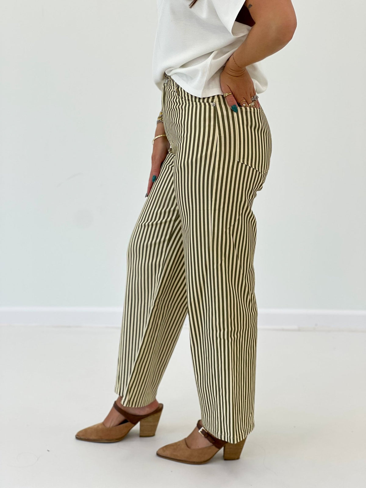 Stripe print pants with a flowing silhouette