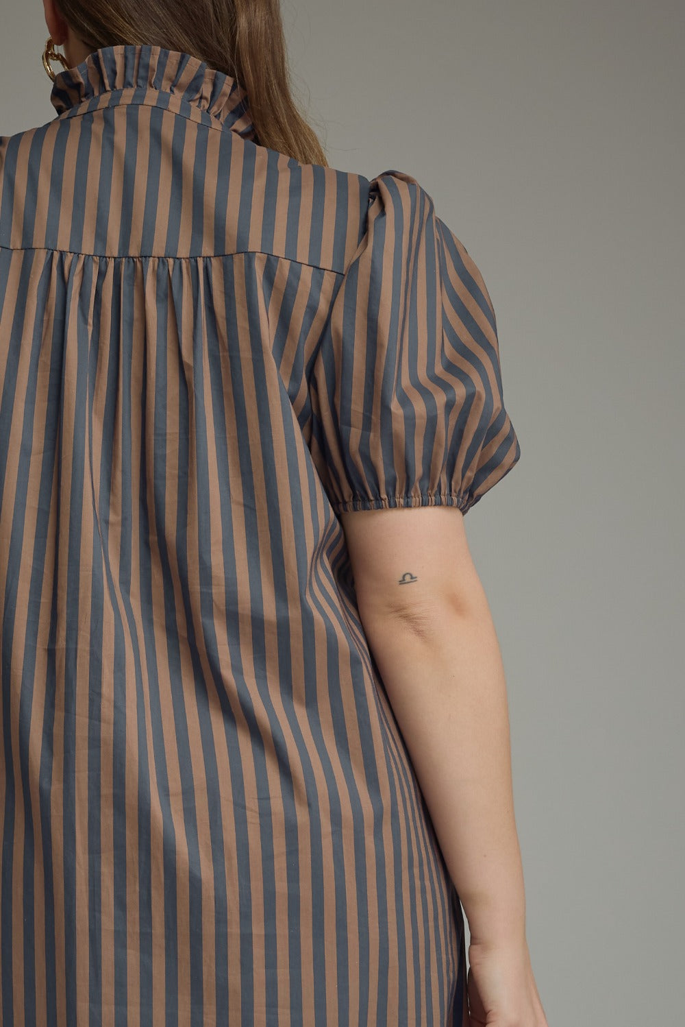 Entro Curvy Stripe Ruffle Neck Puff Sleeve Midi Dress in Navy Brown
