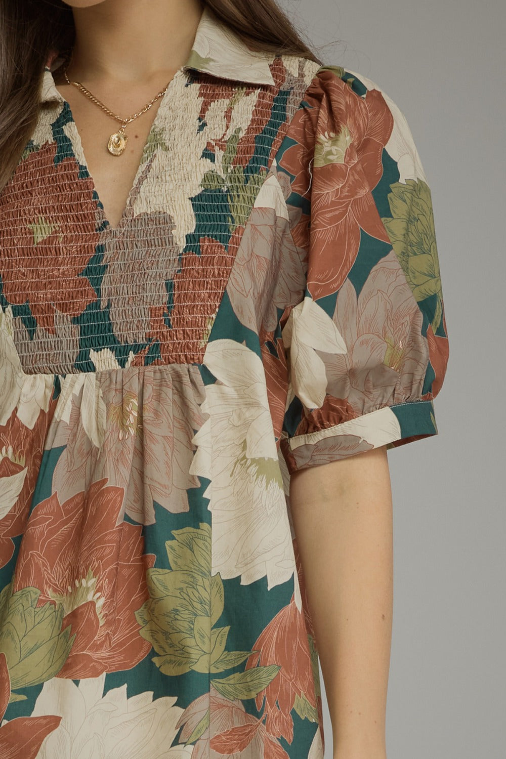 Entro Floral SS Detailed V Neck Top in Teal