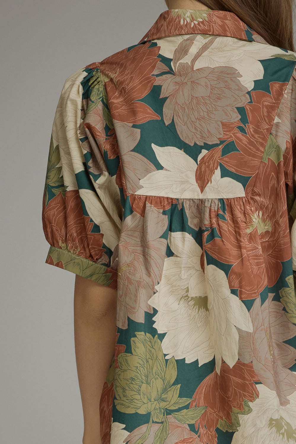 Entro Floral SS Detailed V Neck Top in Teal