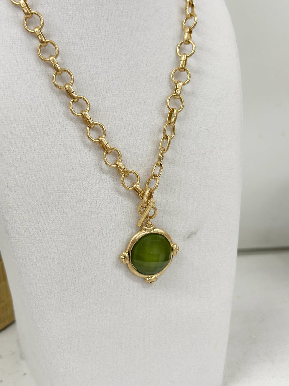 Chain necklace with framed stone stations