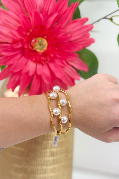 Pearl bangle bracelet in polished gold