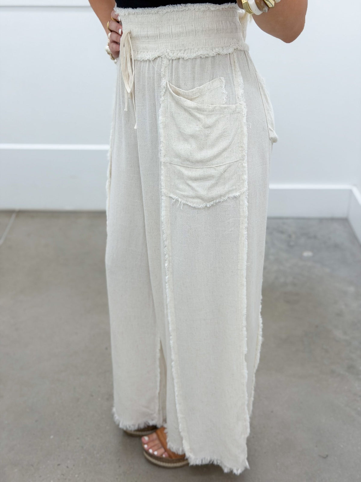Linen pants with an easy fit and straight hem