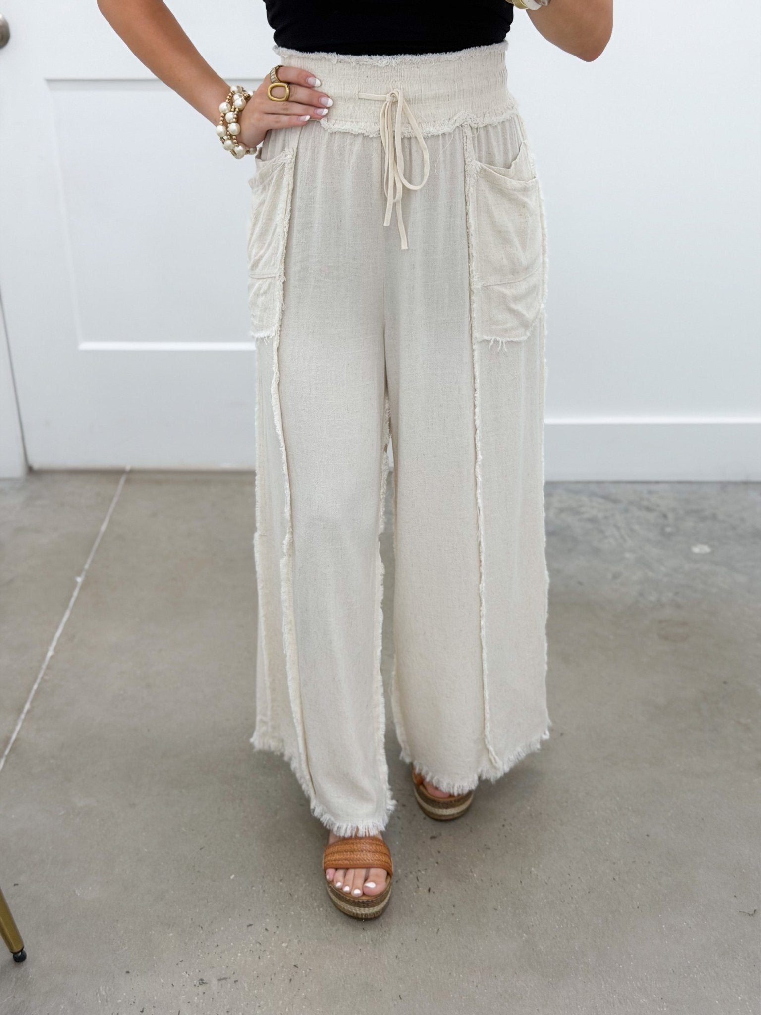 Relaxed linen trousers with side pockets