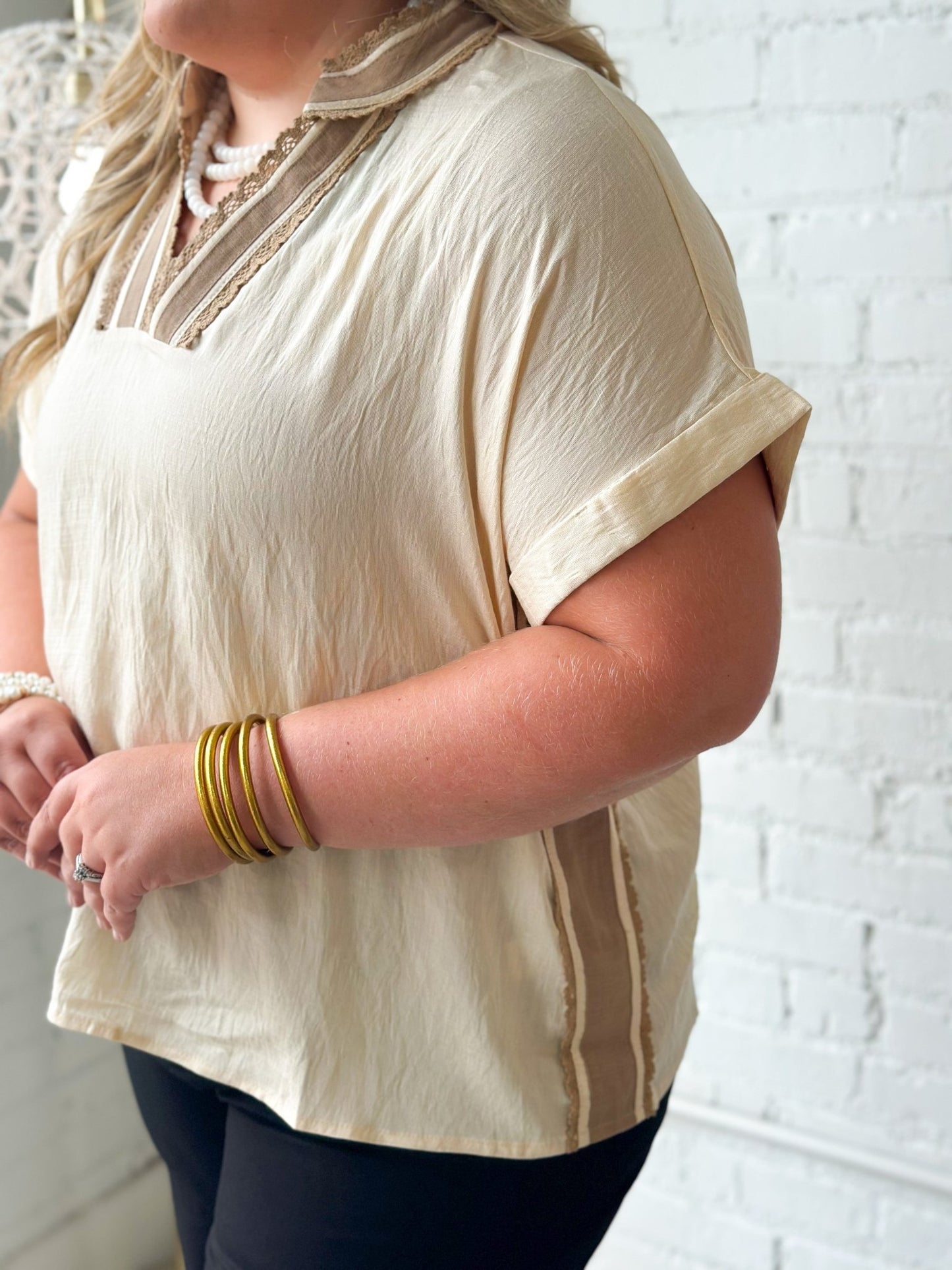 Stripe detail blouse finished with delicate lace