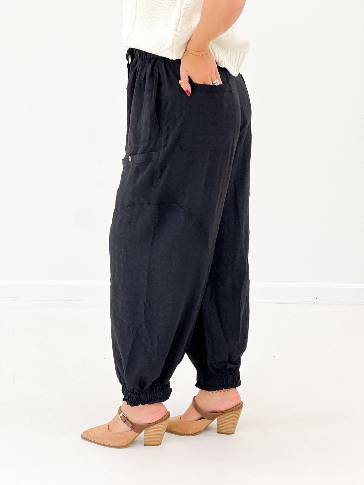 Wide leg trousers with a flat front and side pockets