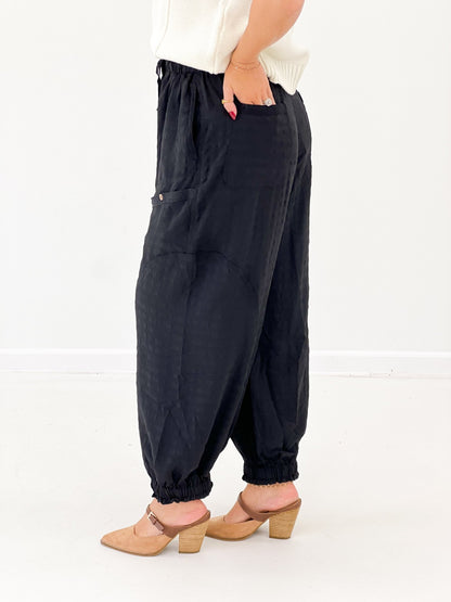 Wide leg trousers with a flat front and side pockets