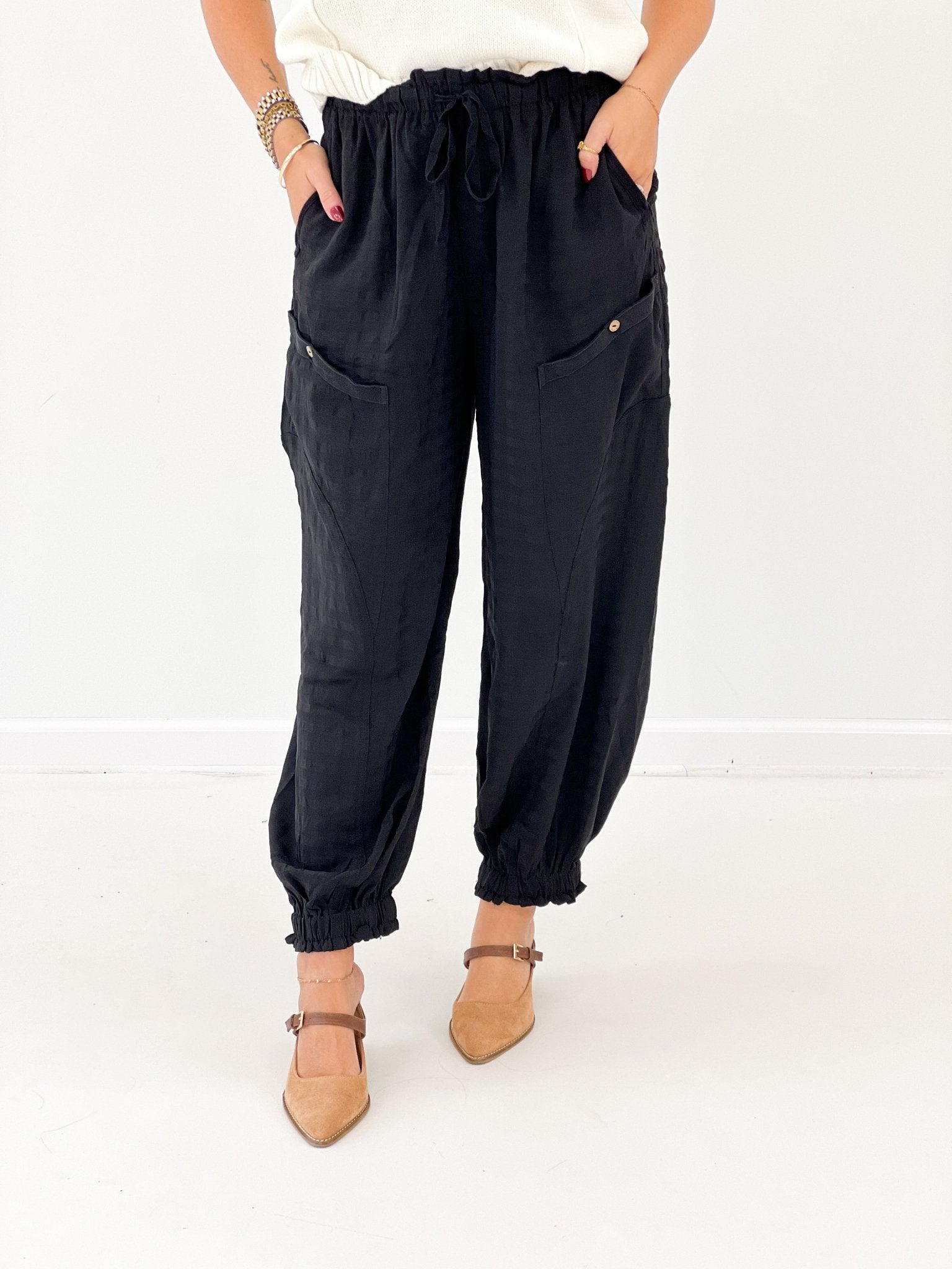 Front pocket wide leg pants with a fitted waist