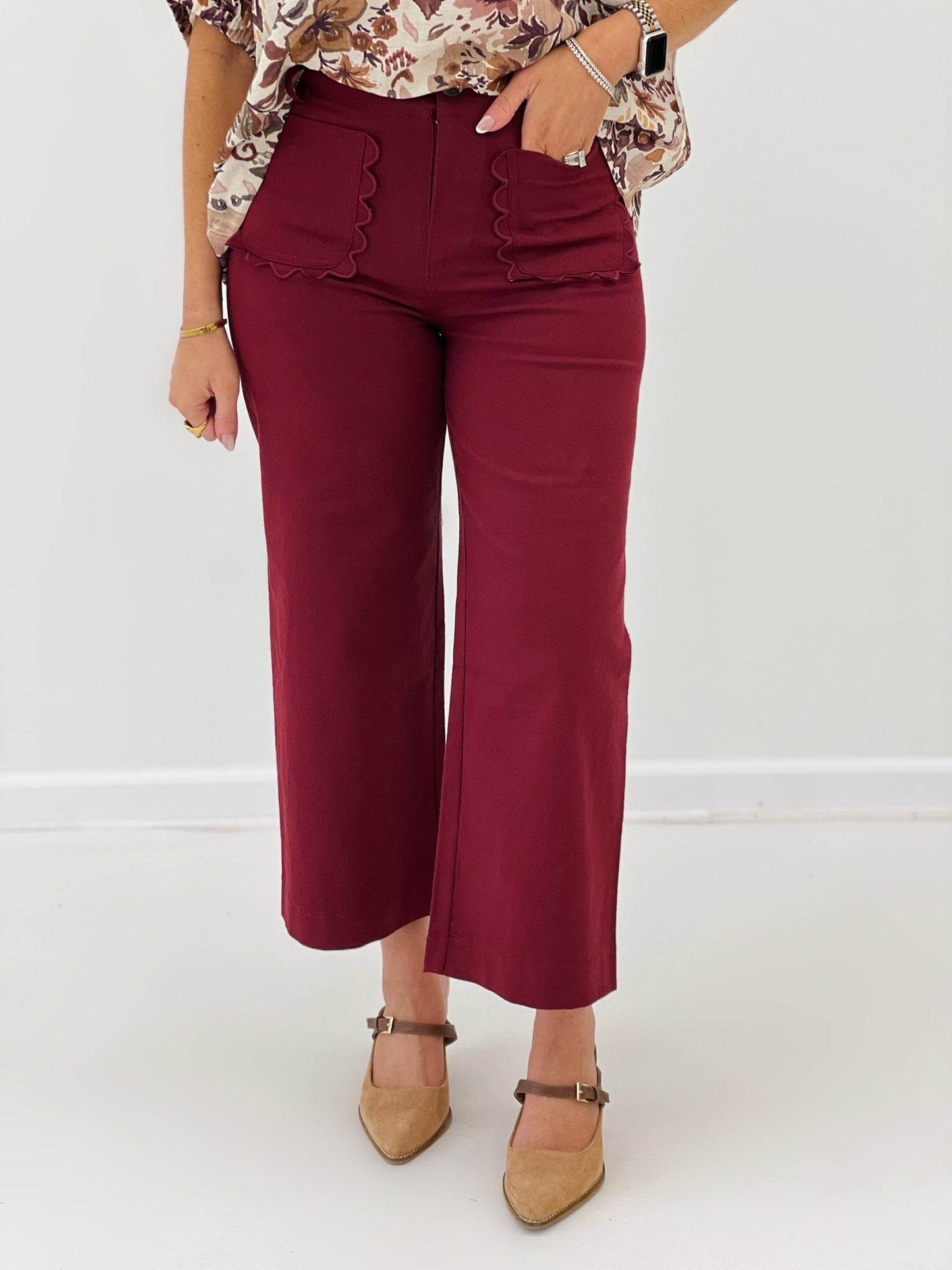 Scallop hem cropped pants with a wide leg