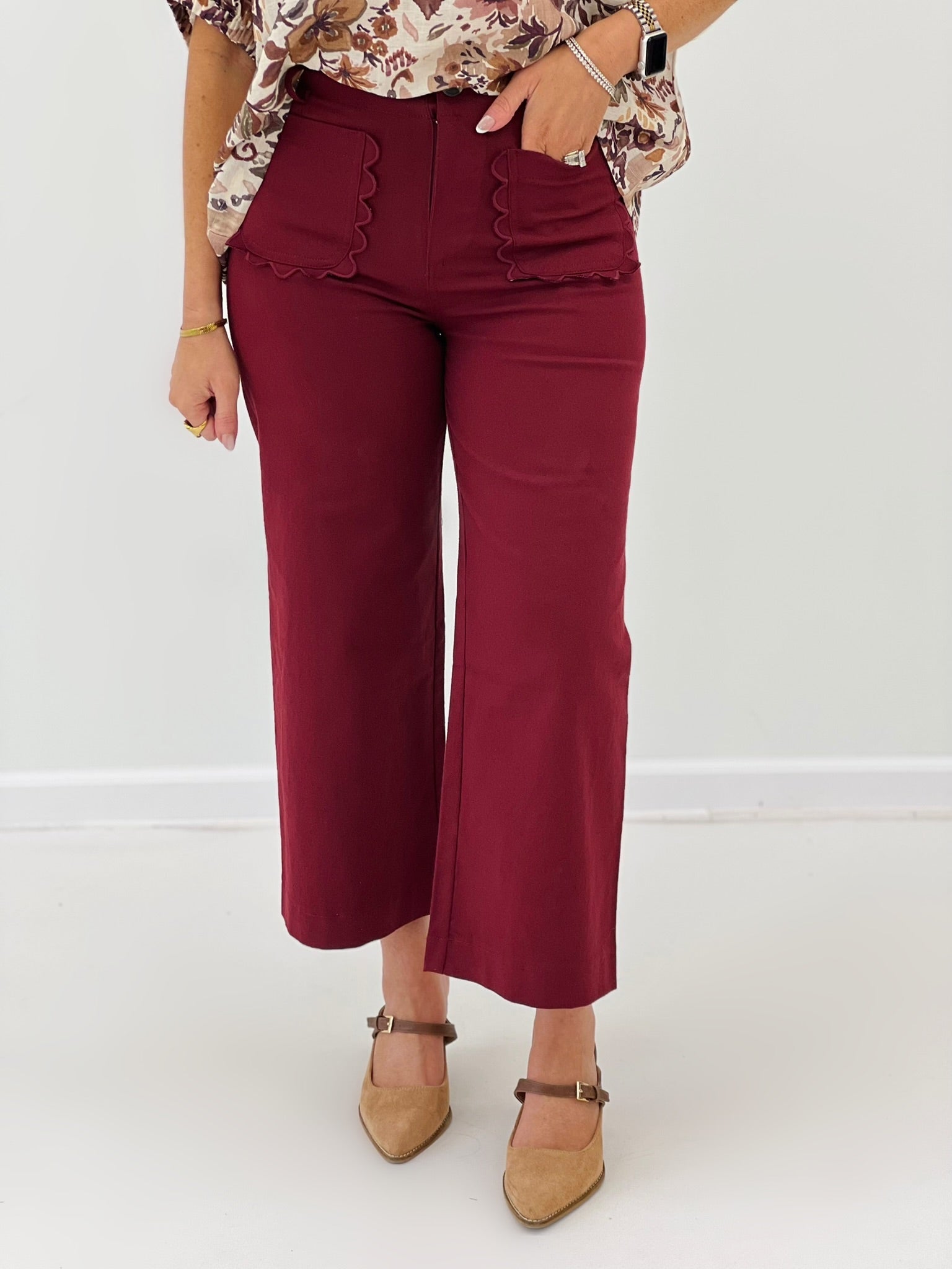 Scallop hem cropped pants with a wide leg