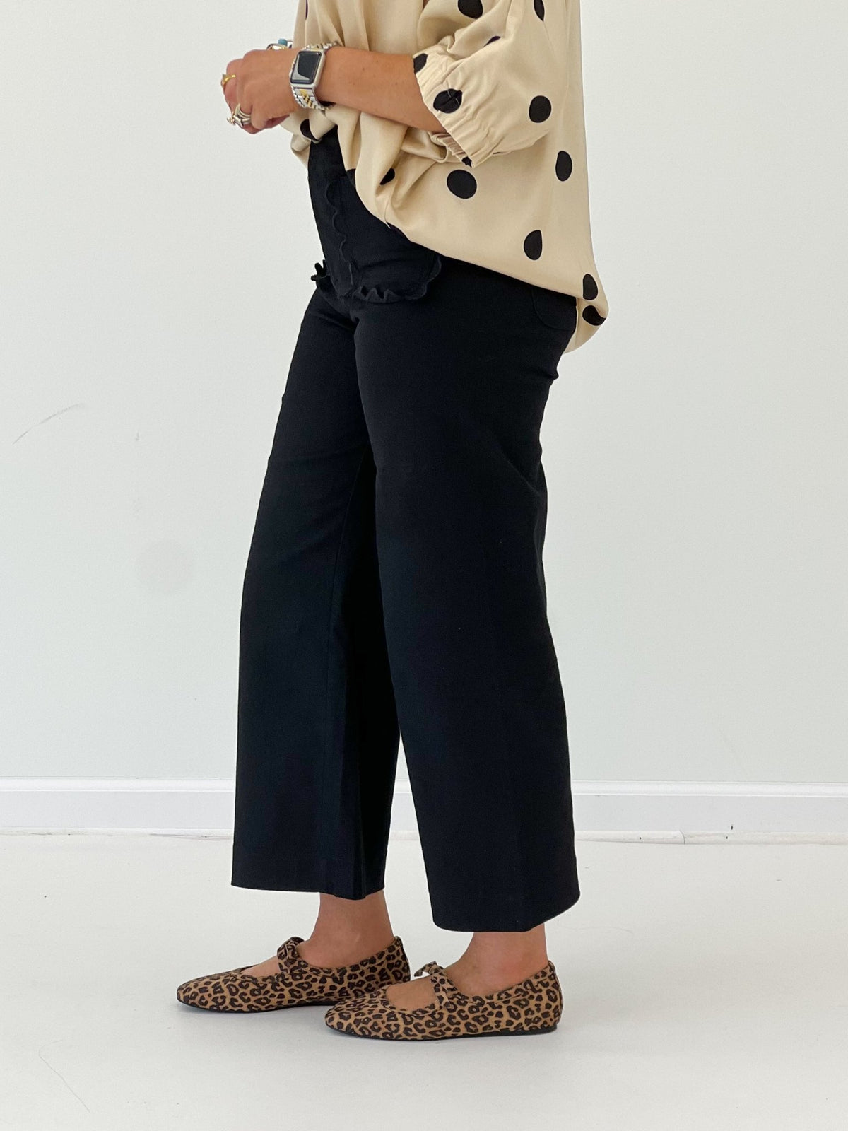 Wide leg cropped pants with a scallop trimmed opening