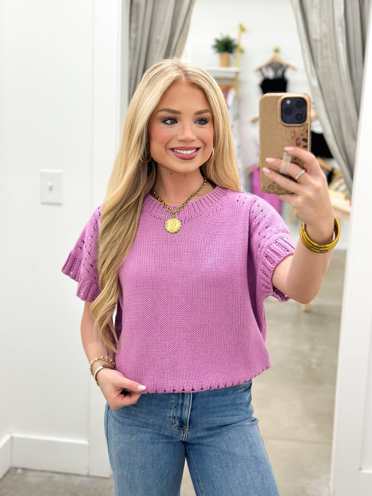 Short sleeve knit pullover with a round neckband