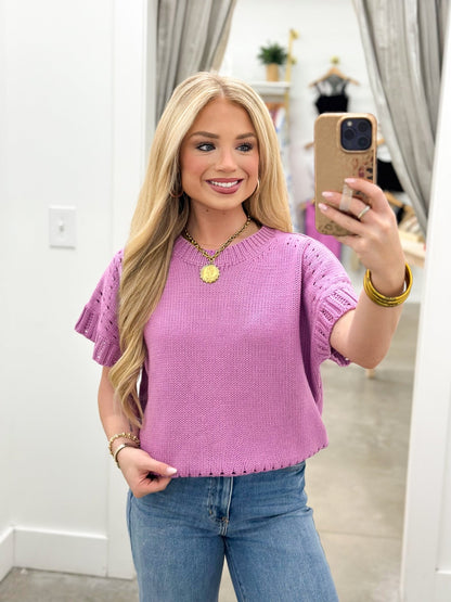Short sleeve knit pullover with a round neckband