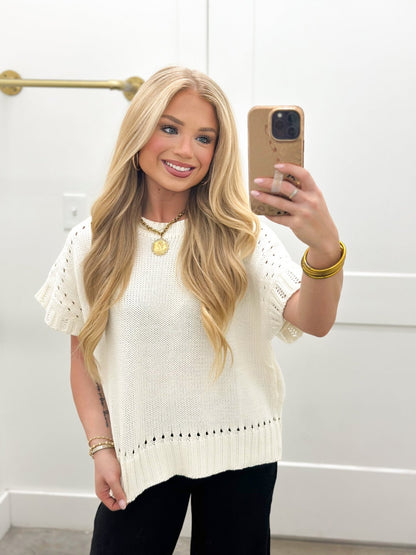 Short sleeve crew neck sweater with a straight hem