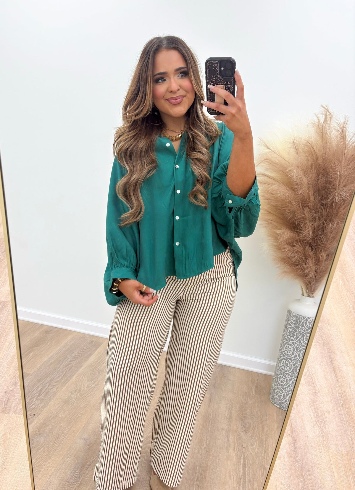 Buttoned blouse with a relaxed body
