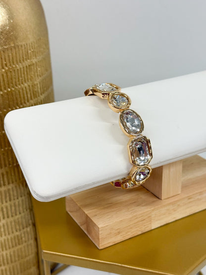 Glass bead bracelet with mixed sizes and gold rounds