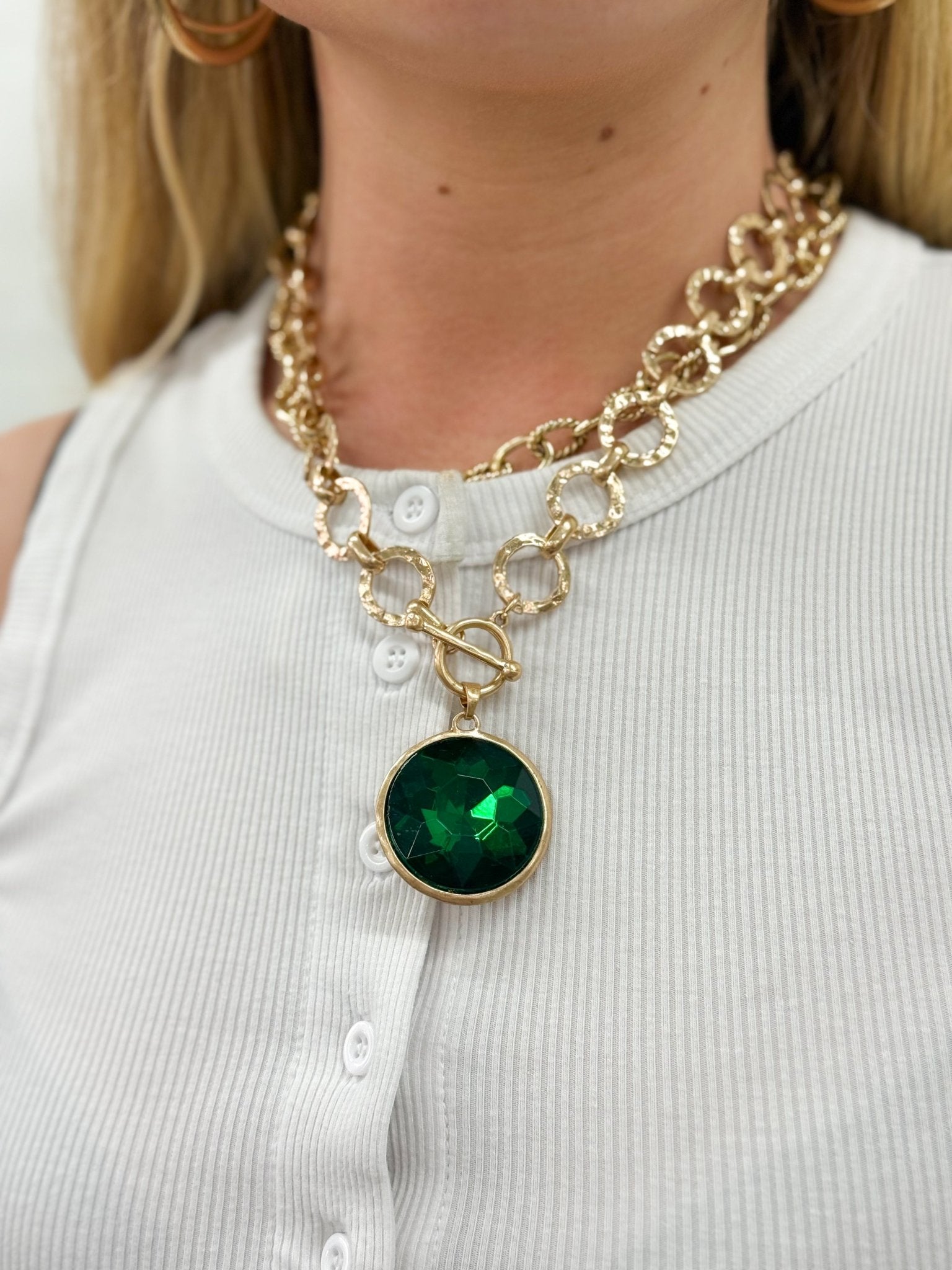 Chain necklace with a single round glass pendant