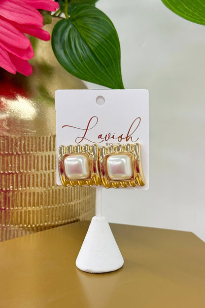 Gold square earrings set with a pearl