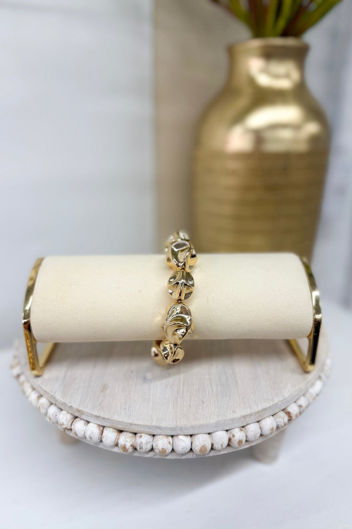 Gold bracelet with swirled links in mixed sizes