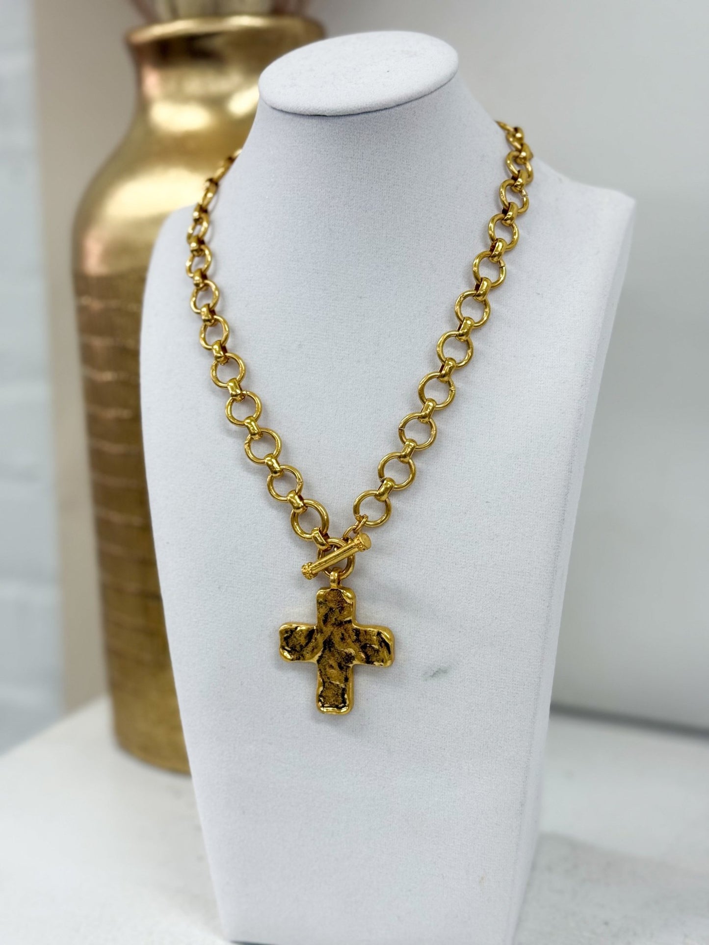 Cross pendant necklace in gold and cream