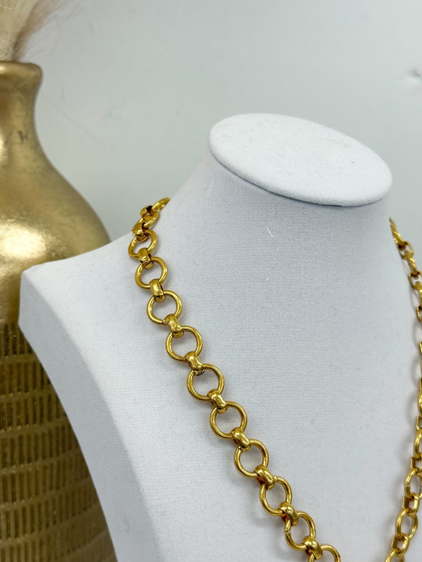 Chain necklace centered on a gold cross