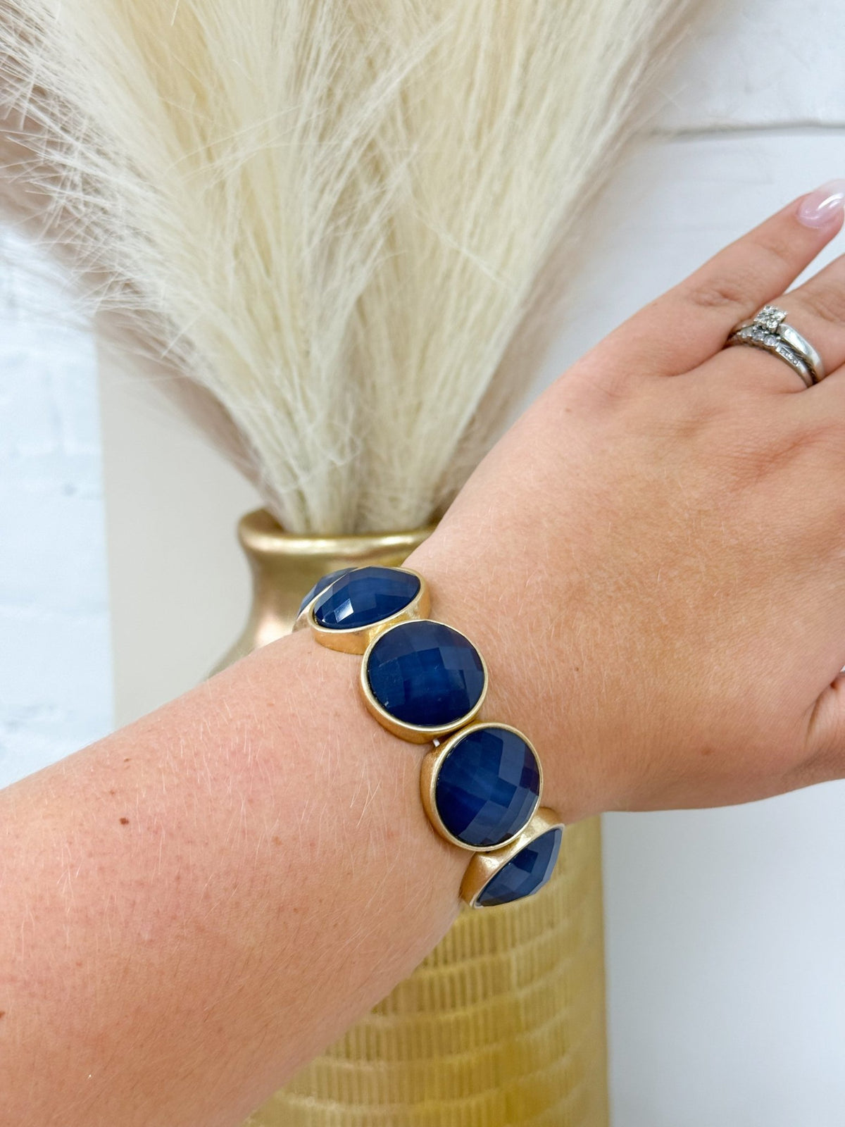 Bracelet of faceted round stones