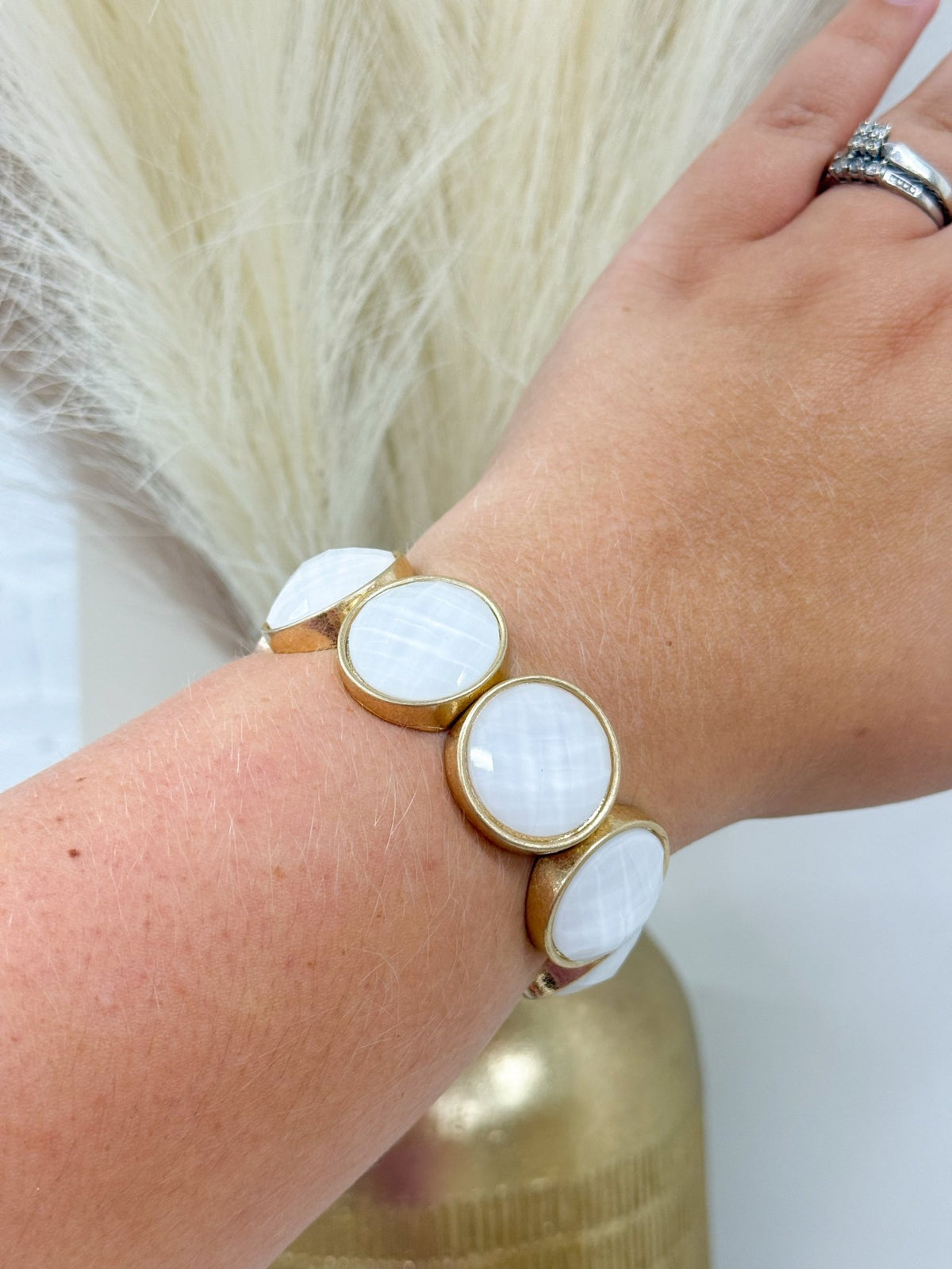 Beaded bracelet with cut round stones