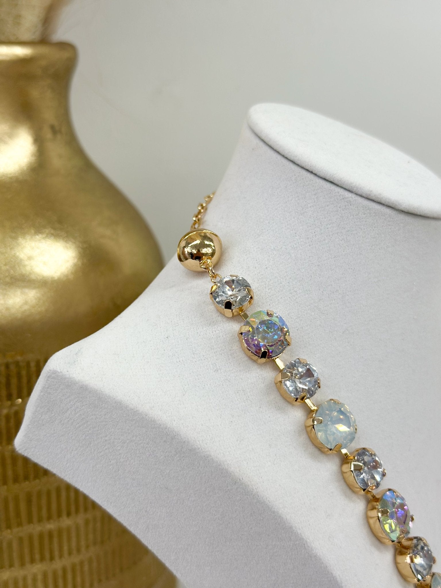 Glass stone necklace fastened with a magnetic closure