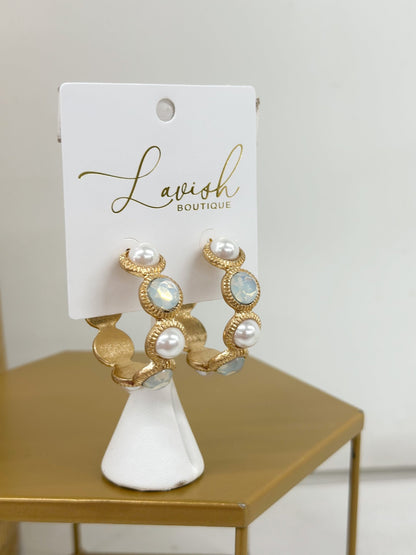Gold hoops set with round pearls and glass beads