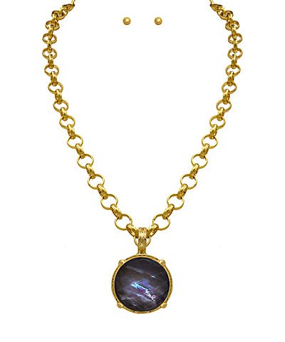 Pendant necklace centered on a round stone