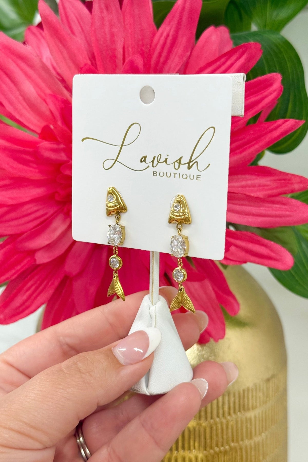 Fish bone silhouette earrings in gold