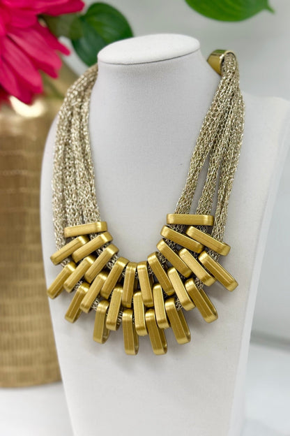 Necklace with a woven gold mesh section